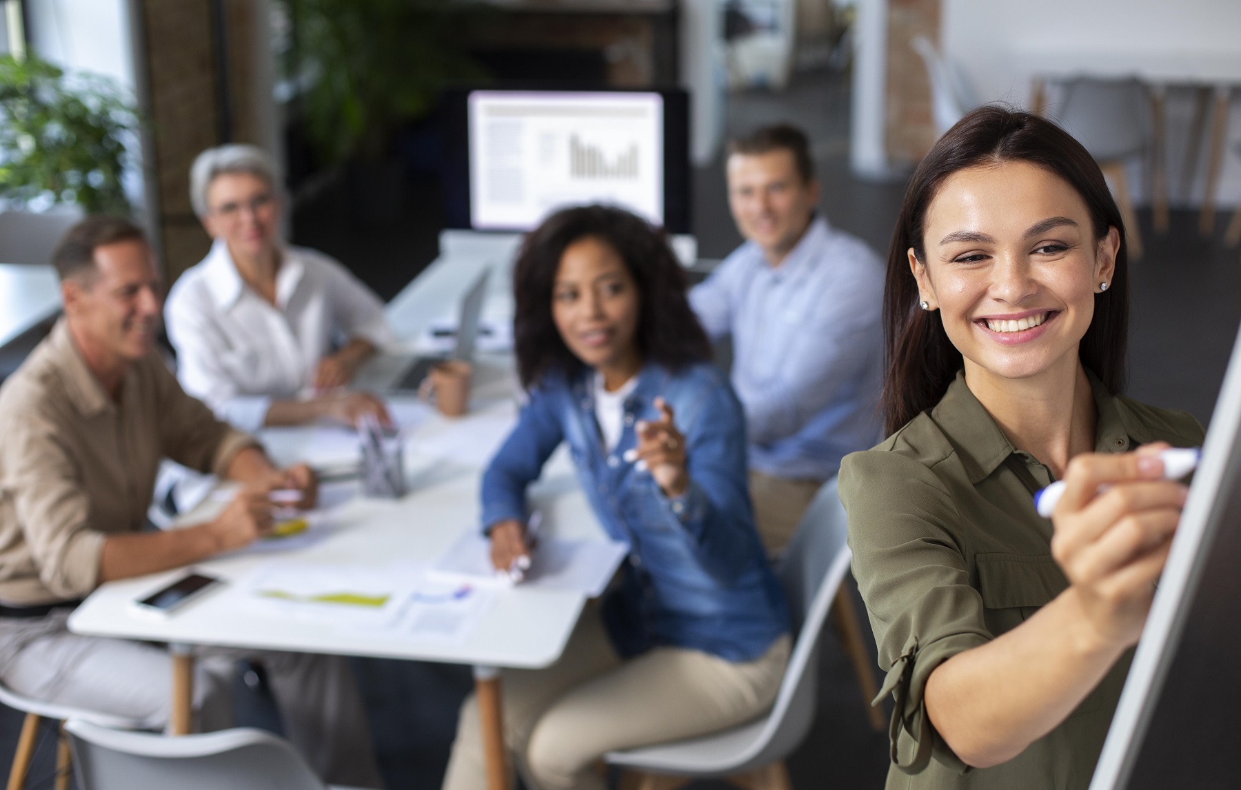 people using digital device while meeting reduzido